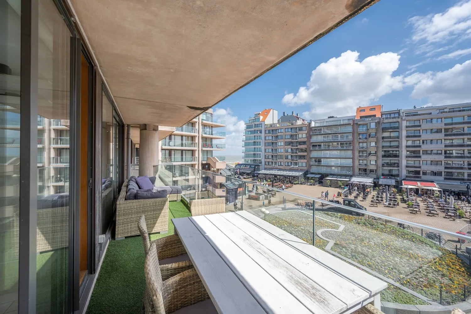 Appartement 3 chambres à coucher avec des belles terrasses, VUE MER et vue ouverte sur la place Van Bunnen. Garage possible dans le bâtiment.