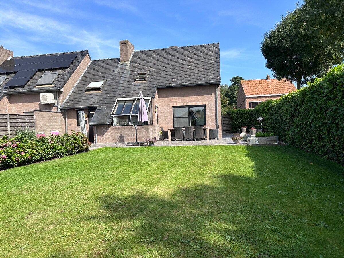 Woning met 4 slaapkamers en tuin te koop te Koekelare 