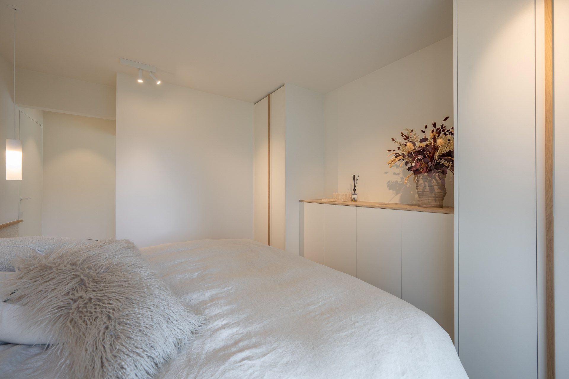 Stijlvol en luxueus gerenoveerd gelijkvloers appartement met twee slaapkamers gelegen op enkele minuten van het strand te Duinbergen. 