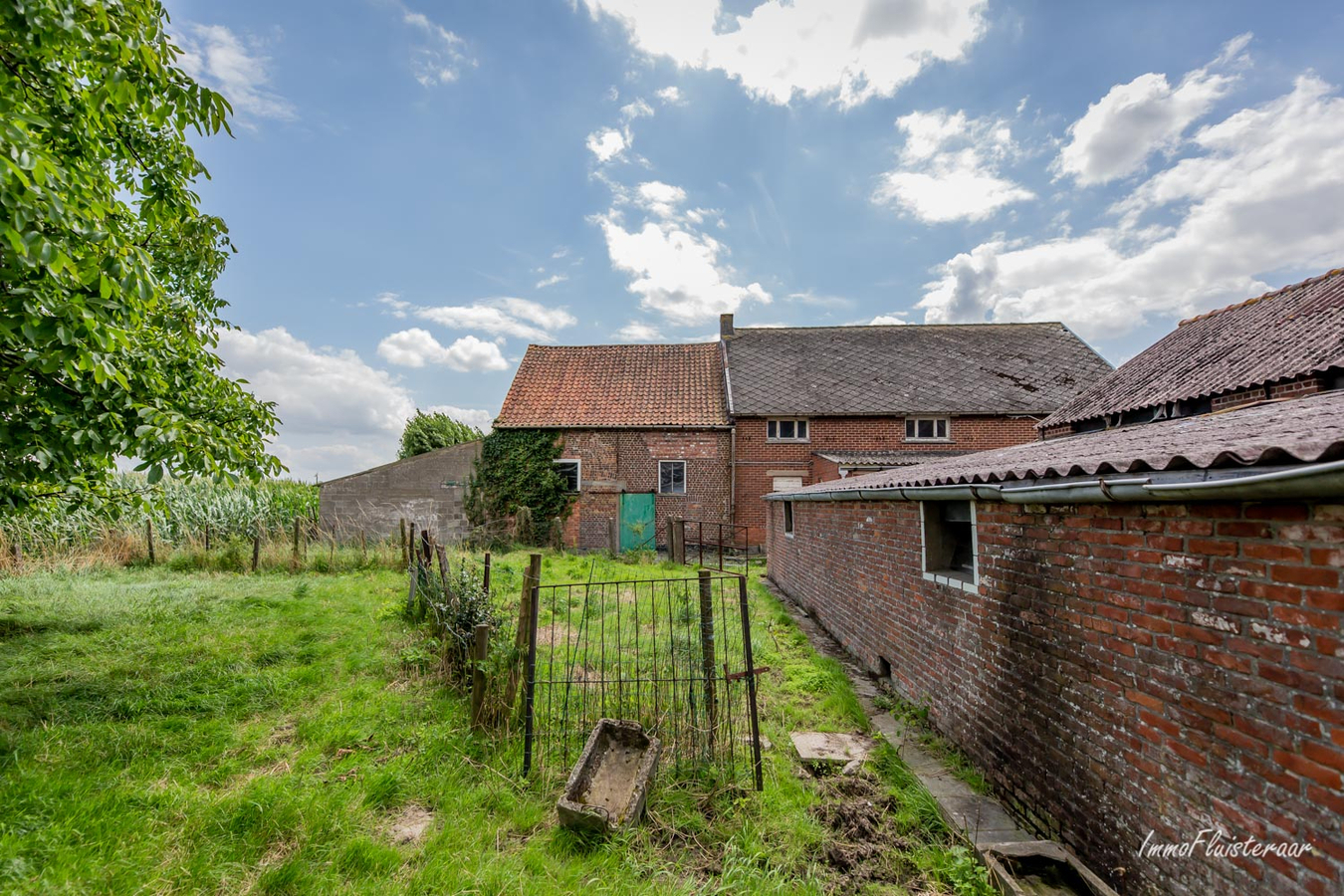 Landelijke woning met stalgebouwen en aanpalende weiden op 5.760m&#178; 