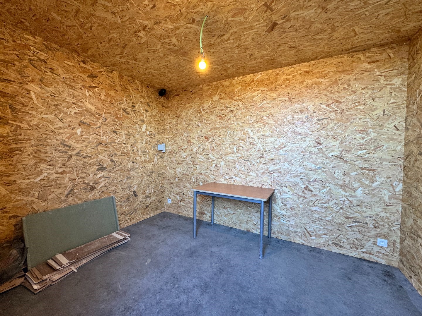 Instapklare, gerenoveerde woning met tuin, uitweg en carport 