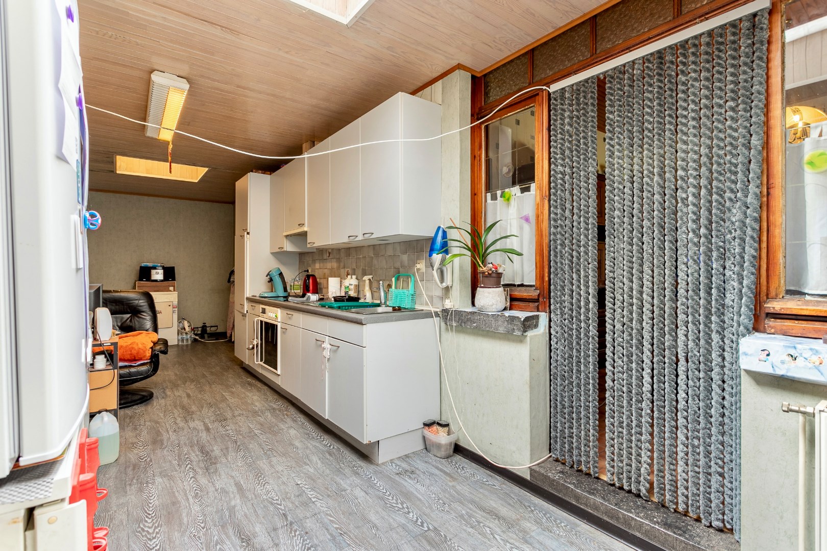 Te renoveren woning met omliggende gronden 
