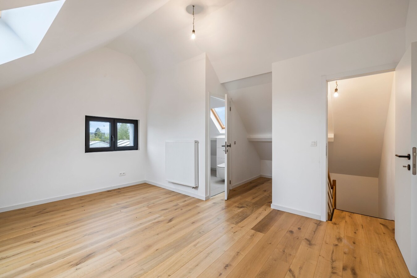 Luxueus gerenoveerde (2025) woning bijgebouw &amp; ruime tuin in Zwijndrecht 