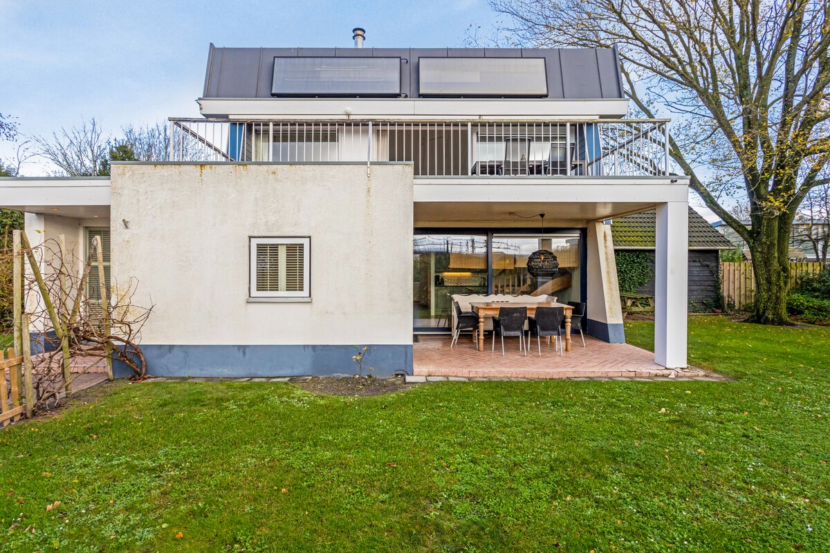 T.A. Makelaardij biedt aan:  Reigerlaan 10 te Kamperland; moderne architectonische vrijstaande villa met extra brede vrijstaande garage en royale private tuin rondom. 