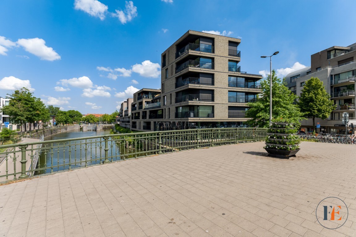 Mooi gelegen appartement langsheen het water met terrassen en parkeerplaats te Gent 