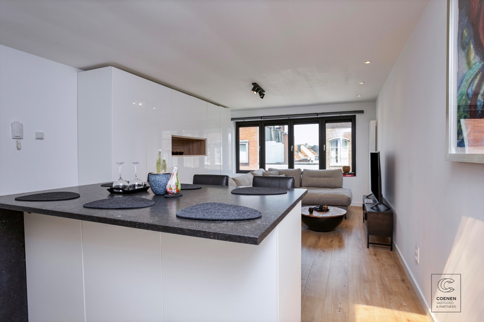Prachtig gerenoveerd (gemeubeld!) appartement met 2 slpk&#39;s en een bew. opp. van ca. 70 m&#178; 
