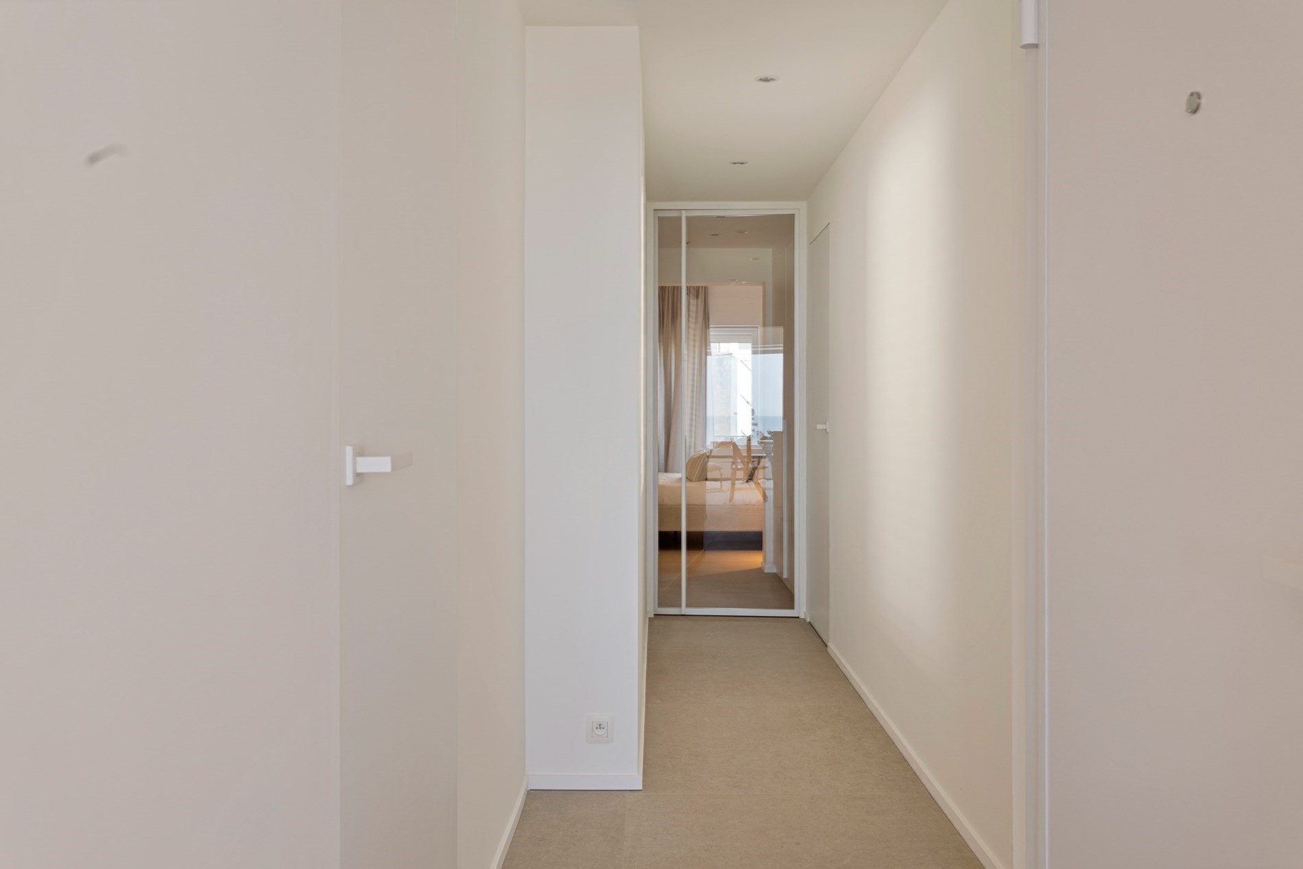Opendeurdag Zaterdag 02/08 tussen 16u15 en 18u (Zeedijk Albertstrand 536): Gezellig en prachtig gerenoveerd vakantie appartement met frontaal zeezicht. 