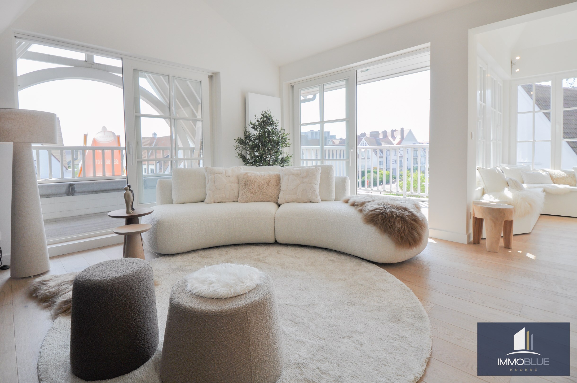 Appartement enti&#232;rement r&#233;nov&#233; avec de grandes terrasses ensoleill&#233;es. 