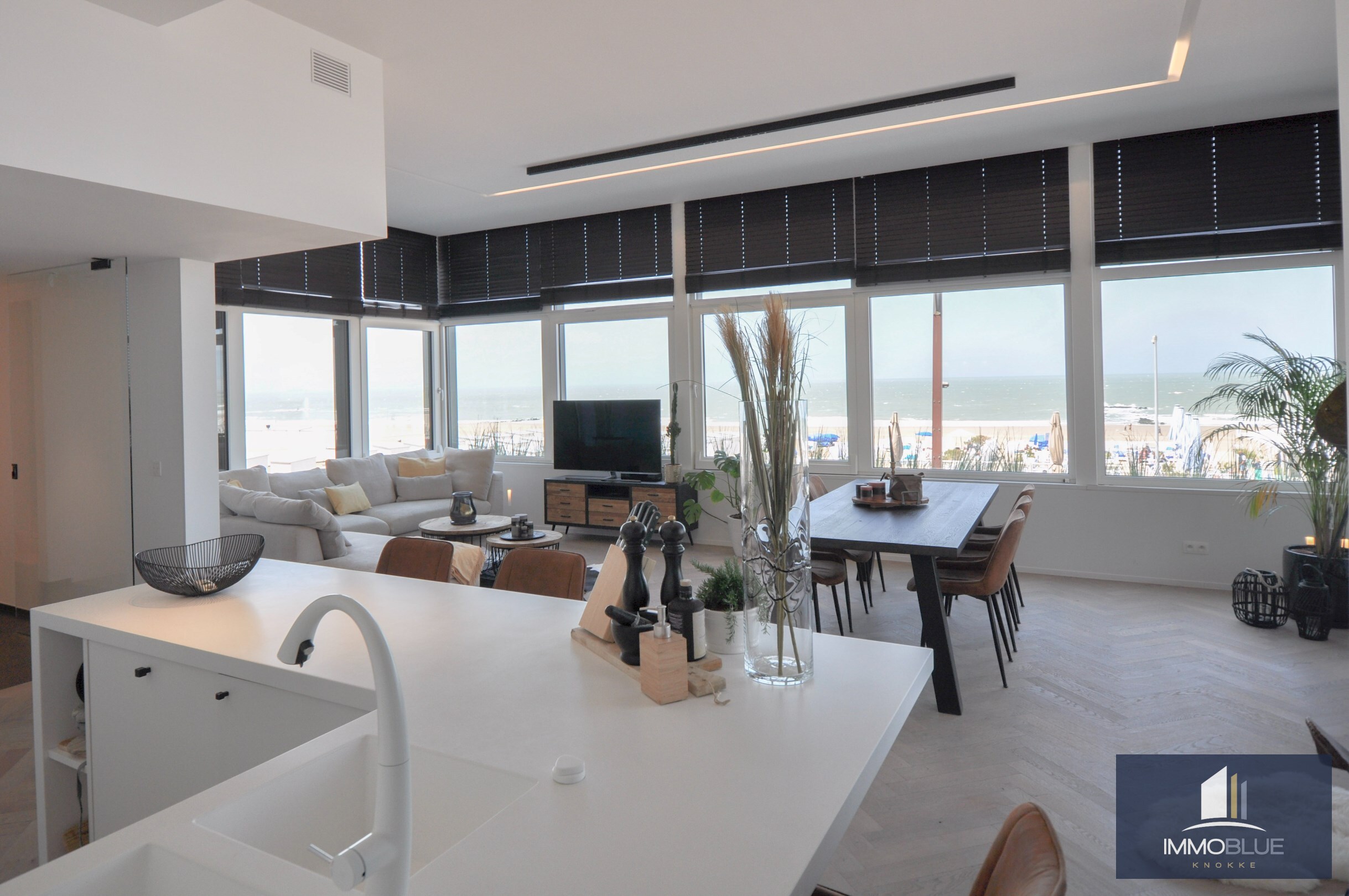 Appartement d&#39;angle exceptionnel avec vue frontale sur la mer. 