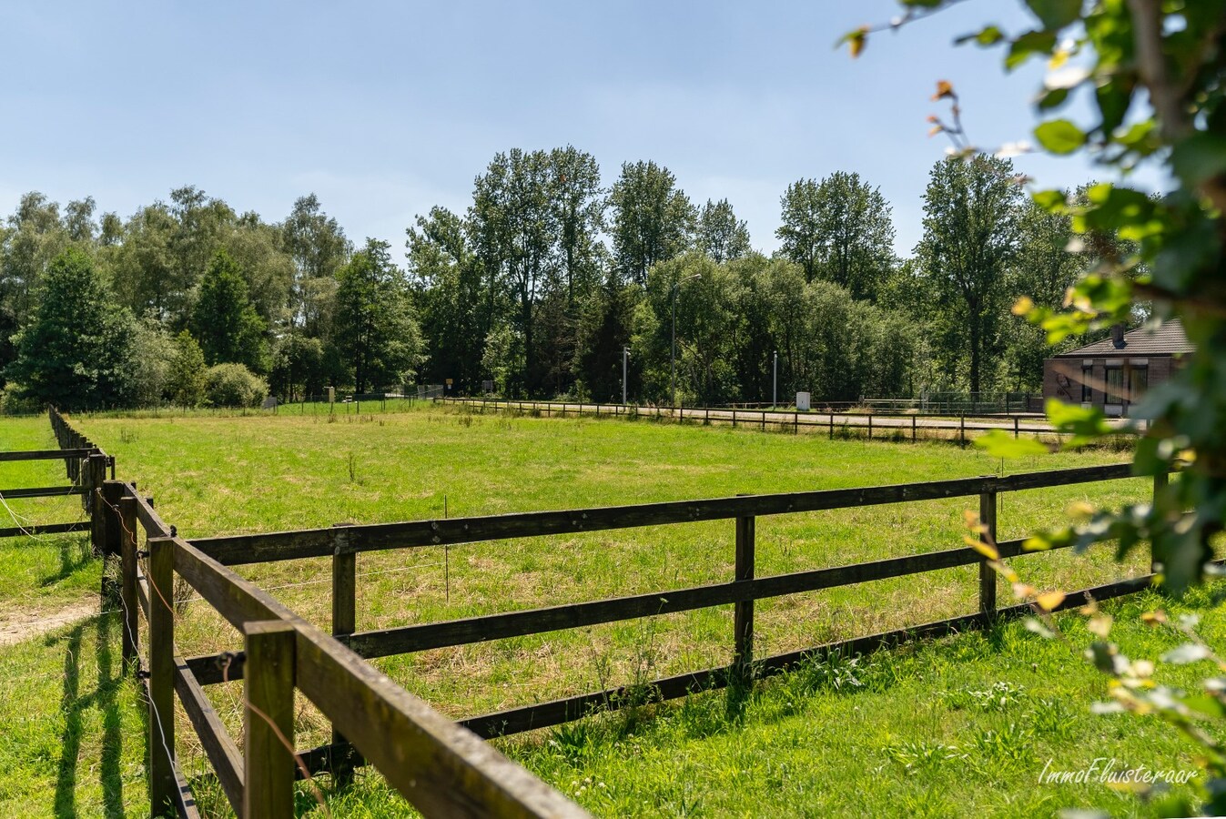 Charmante maison avec des &#233;curies pour chevaux sur environ .. are &#224; Peer. 