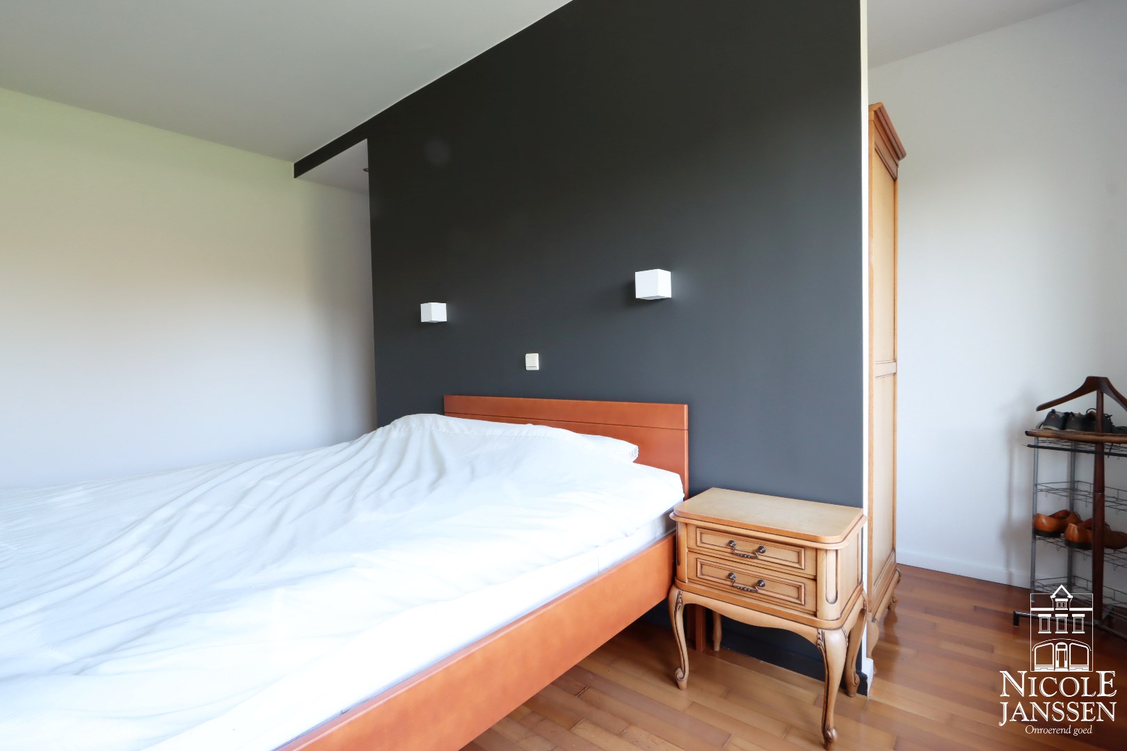 Slaapkamer met parketvloer en mogelijkheid tot dressing