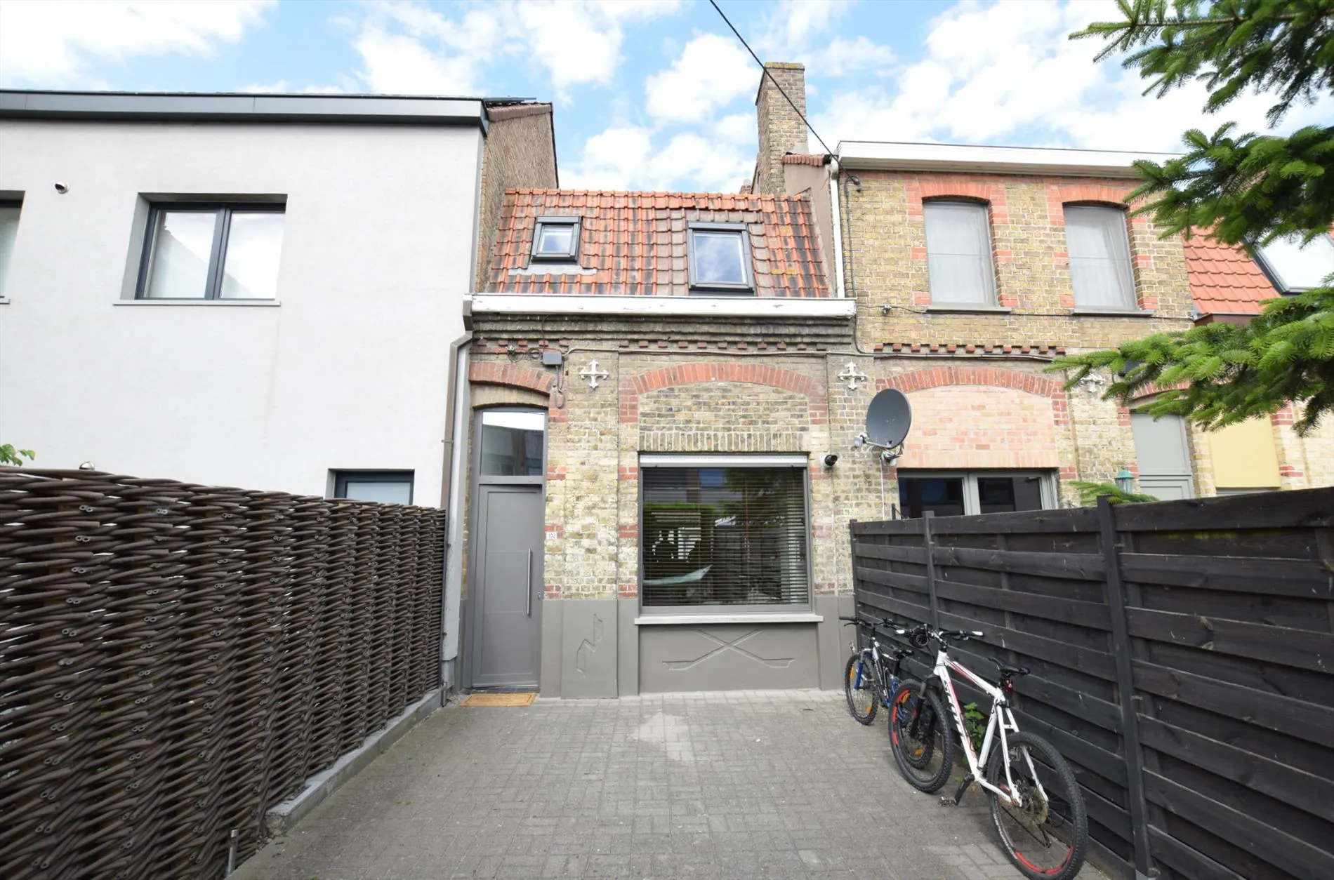 Gezellige woning op 147m² met privé-parkeeplaats te Veurne. 
