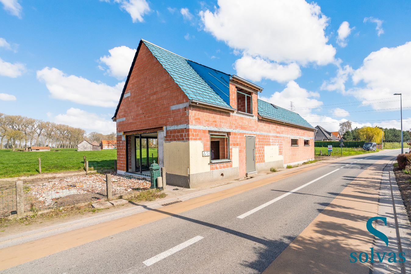 Verder af te werken ruwbouwwoning te Zomergem! 