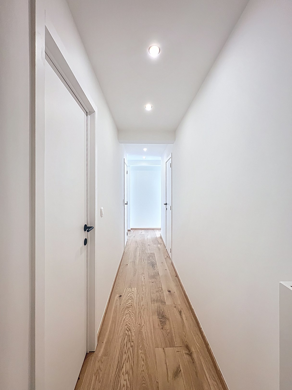 Instapklaar 2-slaapkamerappartement met zijdelings zeezicht in verzorgd gebouw. 