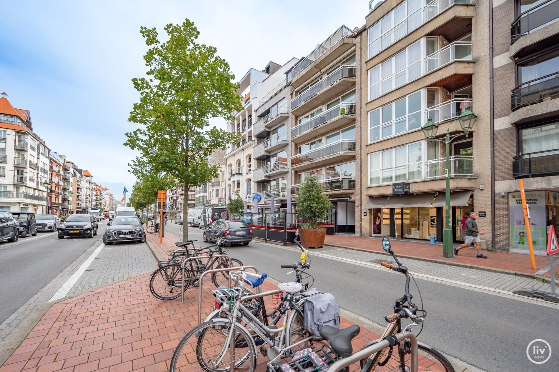 Superbe appartement en duplex magnifiquement r&#233;nov&#233; avec une spacieuse terrasse orient&#233;e vers l&#39;ouest, situ&#233; sur la Lippenslaan &#224; Knokke. 