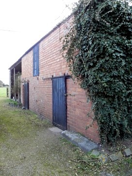 Woning met bijgebouwen en stallen op ca. 2,4 ha te Peer 