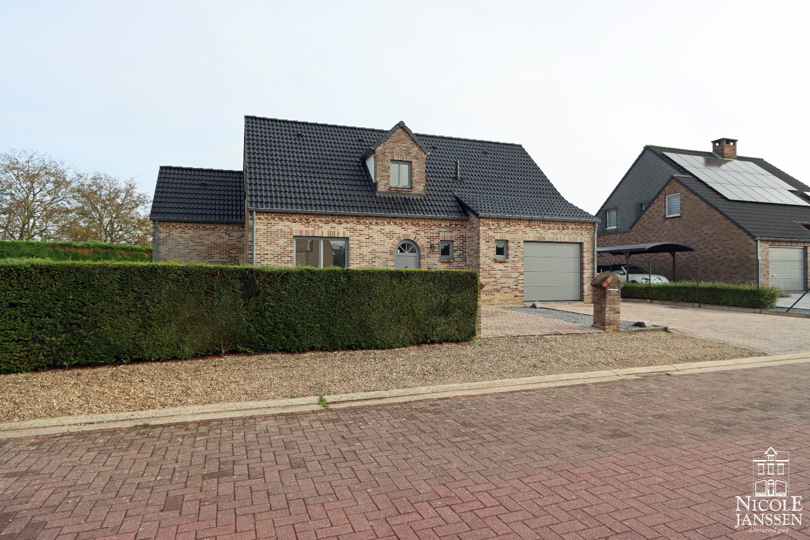 Mooie gezinswoning met drie slaapkamers, inpandige garage en tuin in een aangename woonomgeving 