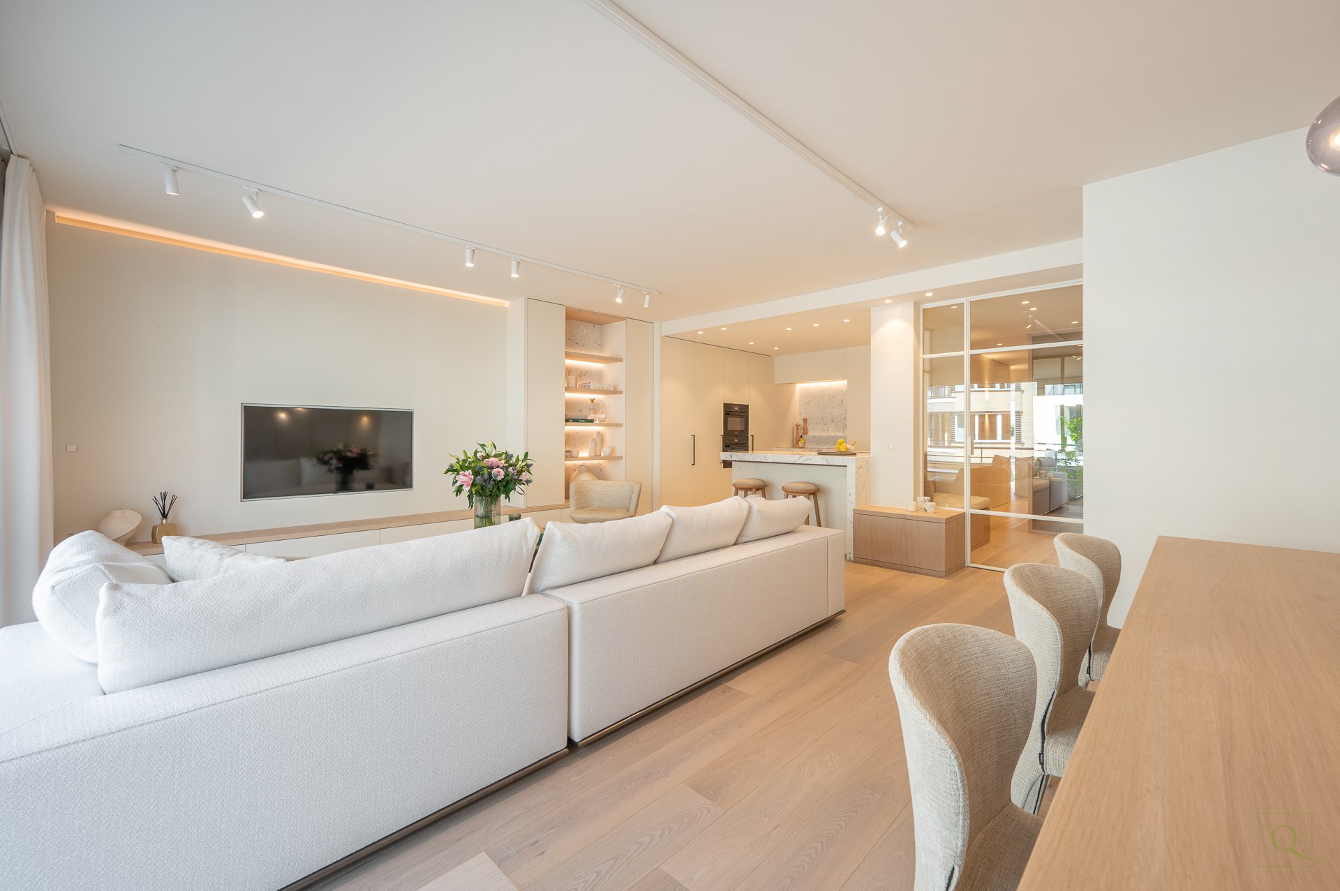 Appartement de luxe &#233;l&#233;gamment r&#233;nov&#233; avec deux terrasses ensoleill&#233;es &#224; proximit&#233; de la plage et des commerces. 