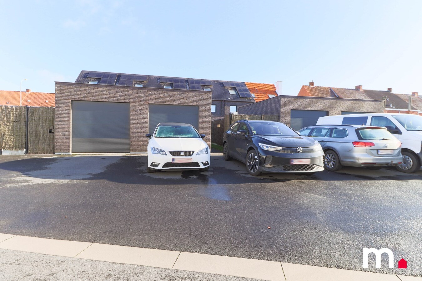 Luxe woning te Izegem!  EPC A  en moderne voorzieningen met uitweg en garage achteraan ! 