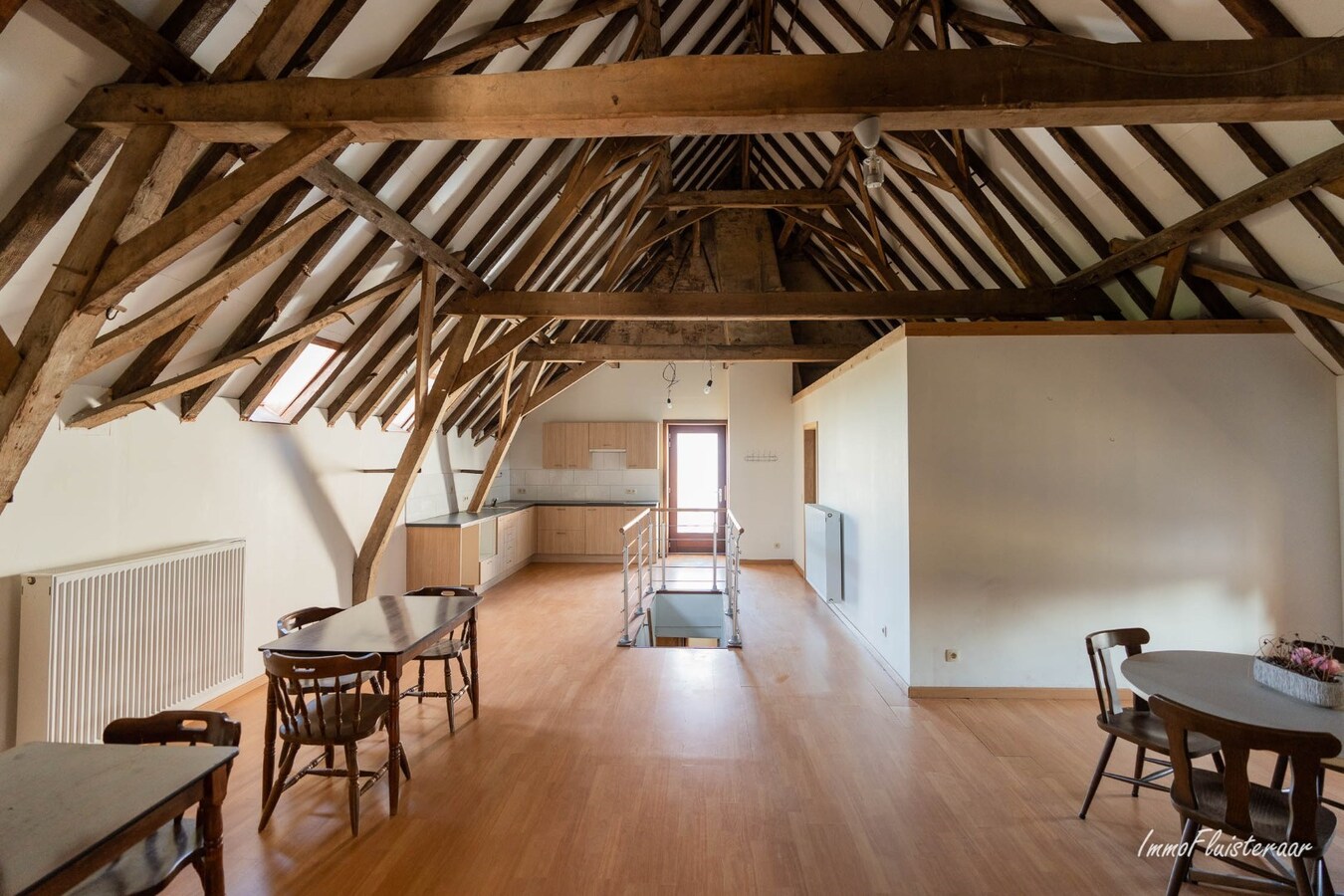 Idyllische en multifunctionele eigendom met stalling, bijgebouwen en renbaan op ca. 7ha 