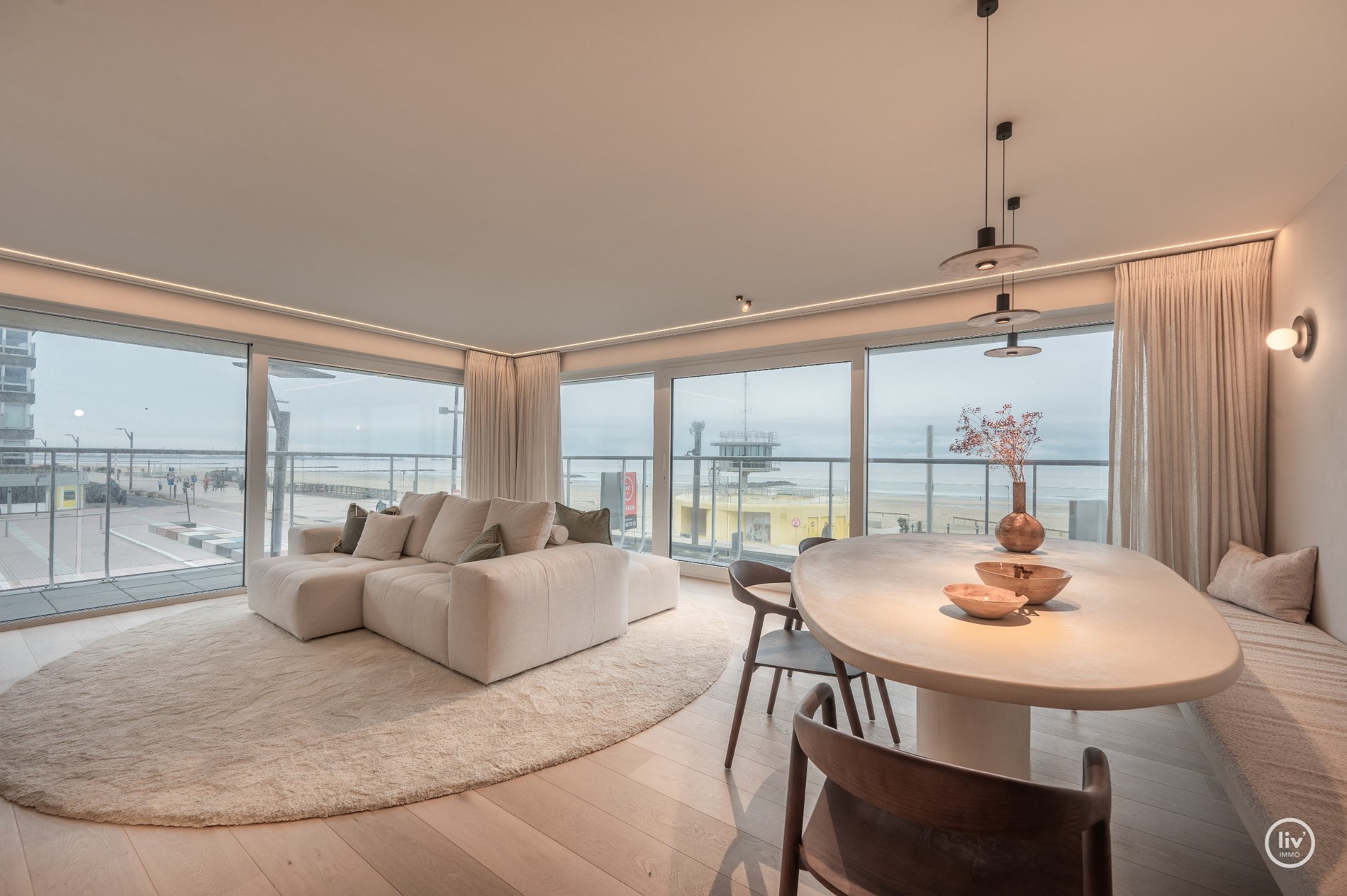 Magnifiek HOEKappartement met FRONTAAL zeezicht en westgericht terras gelegen aan het Lichttorenplein te Knokke. 