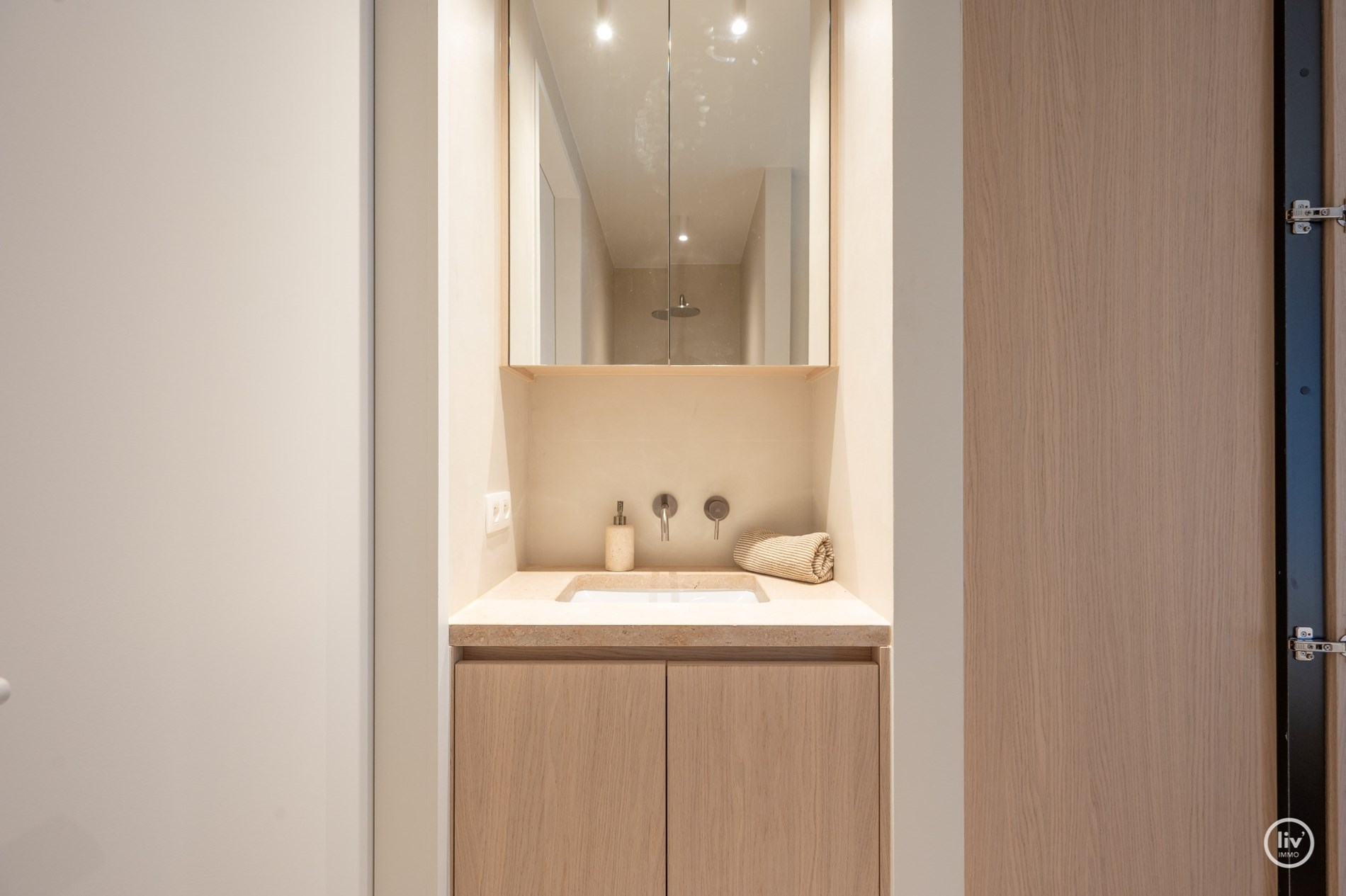 OPENDEURDAG Zaterdag 05/07 - tussen 10u-12u (Elizabetlaan 102): Prachtig gerenoveerd 3 slaapkamerappartement met aangenaam zonneterras gelegen vlakbij de Lippenslaan te Knokke. 
