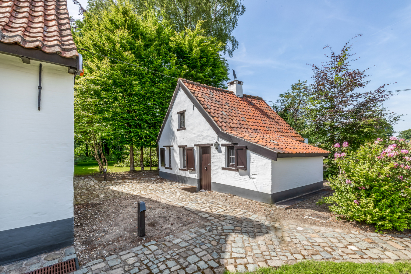 Authentieke hoeve in uitzonderlijke conditie op een perceel van 5.263 m&#178; te Malle aangrenzend aan bosrijk gebied. 