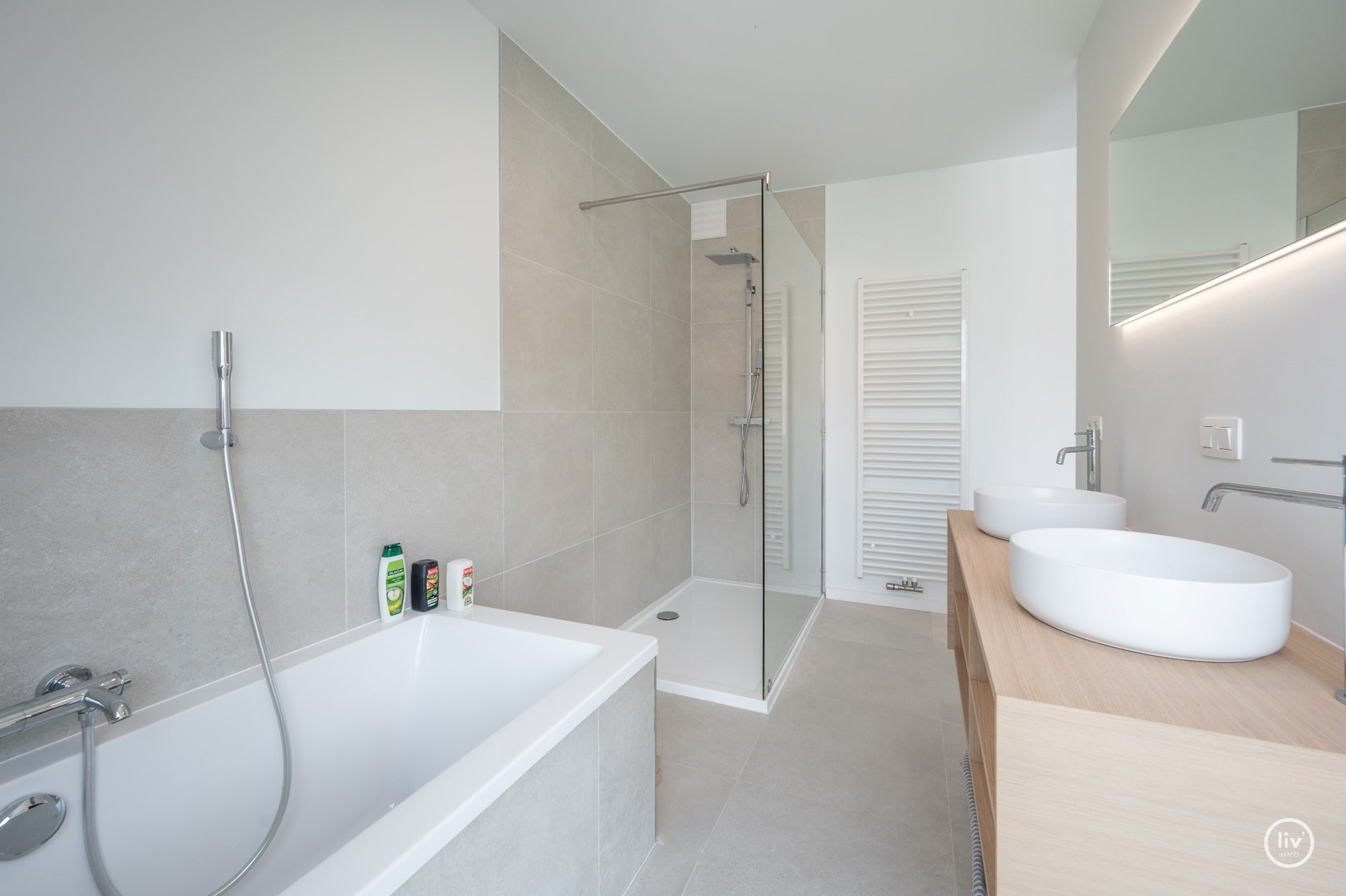 Prachtig, ruime en tevens r&#233;cente triplex (199 m2) in een zijstraat van de lippenslaan vlakbij de zeedijk te Knokke. 