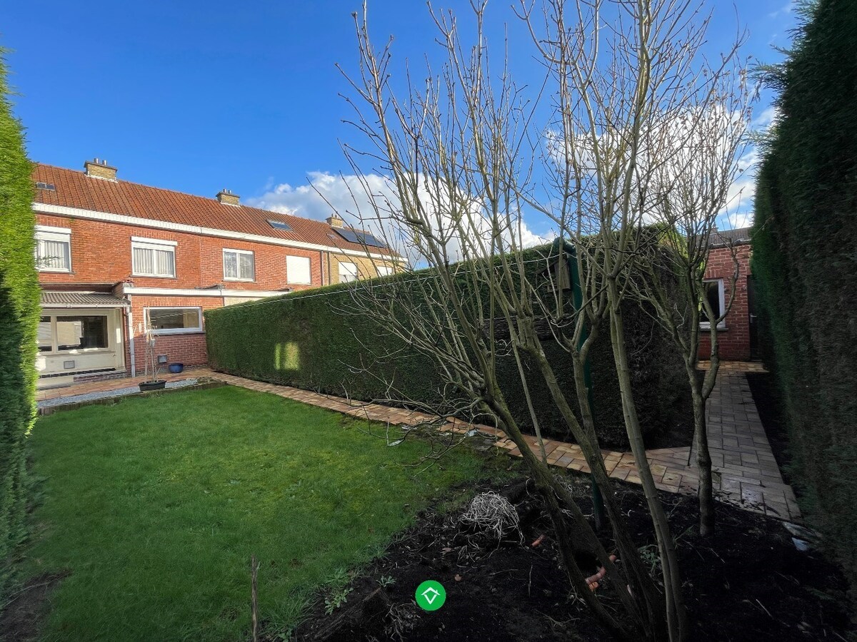 Stevige rijwoning met 3 slaapkamers met tuin en garage te Rumbeke 