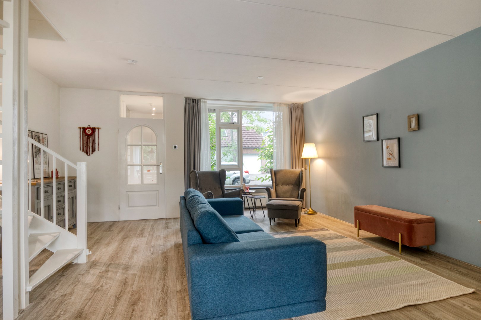 Keurige 5-kamer tussenwoning met fraaie keuken en badkamer, ruime achtertuin en gelegen op eigen grond! 