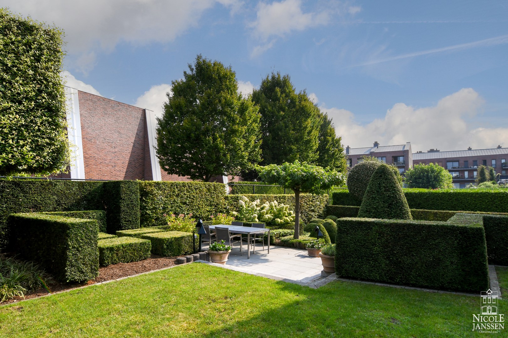 Zorgvol onderhouden tuin voorzien van beregening systeem