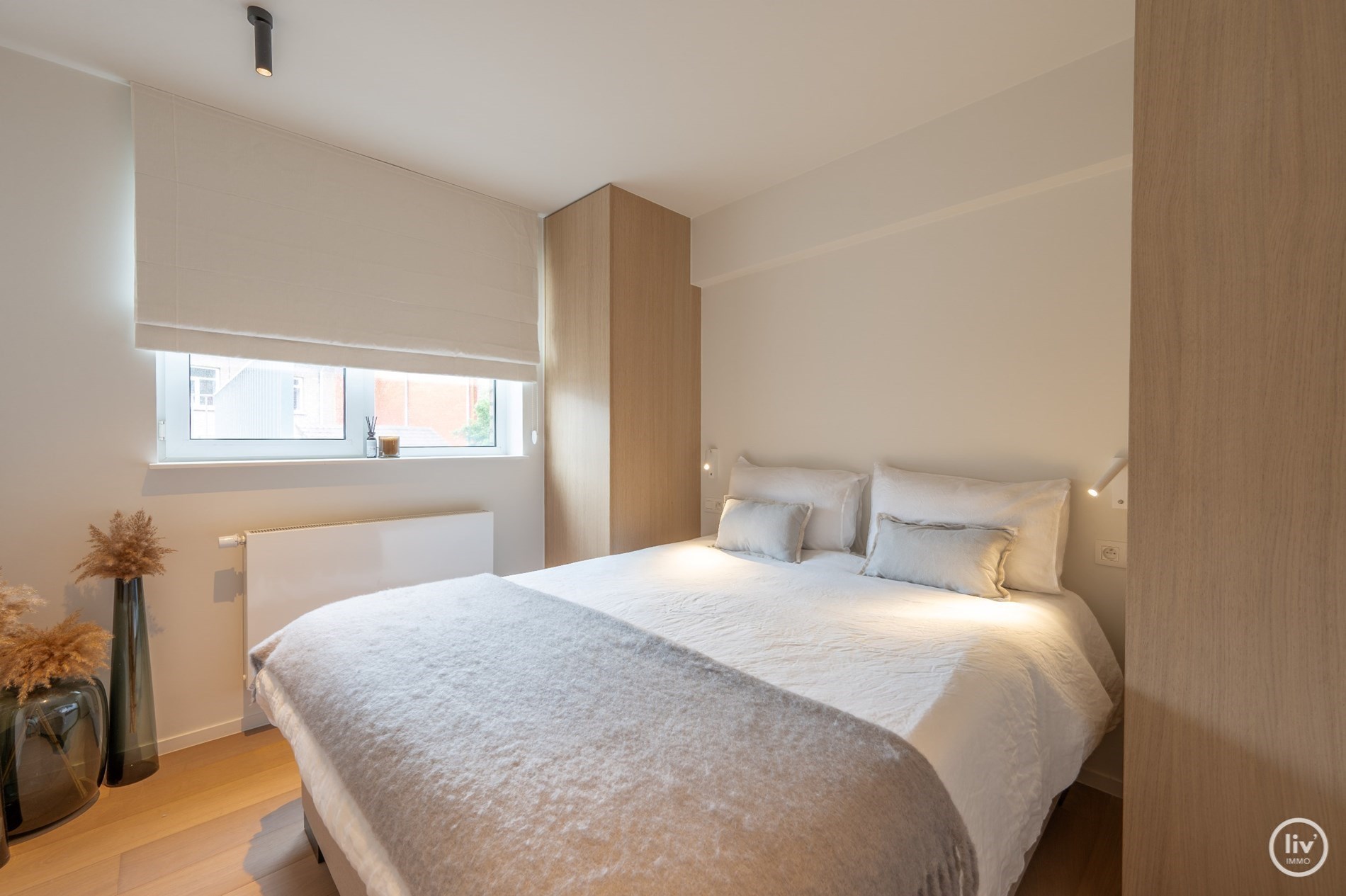 Prachtig gerenoveerd 3 slaapkamerappartement centraal gelegen vlakbij de Lippenslaan te Knokke (met mogelijkheid tot het huren van een stpl aan de overzijde!) 