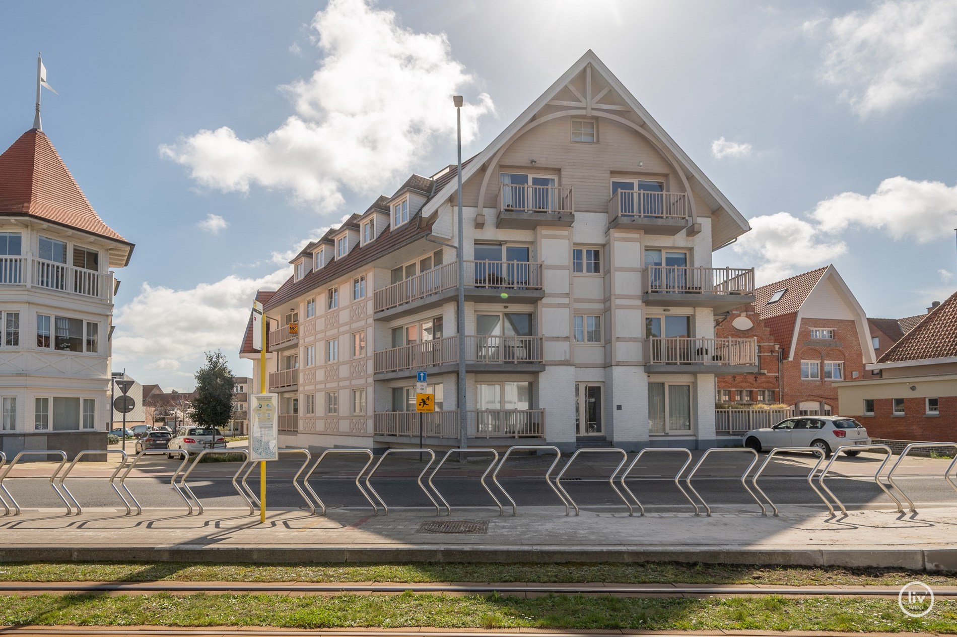 Volledig instapklaar 3-kamer appartement op wandelafstand van de Zeedijk-Duinbergen met mogelijkheid tot aankoop van een inpandige garagebox! 
