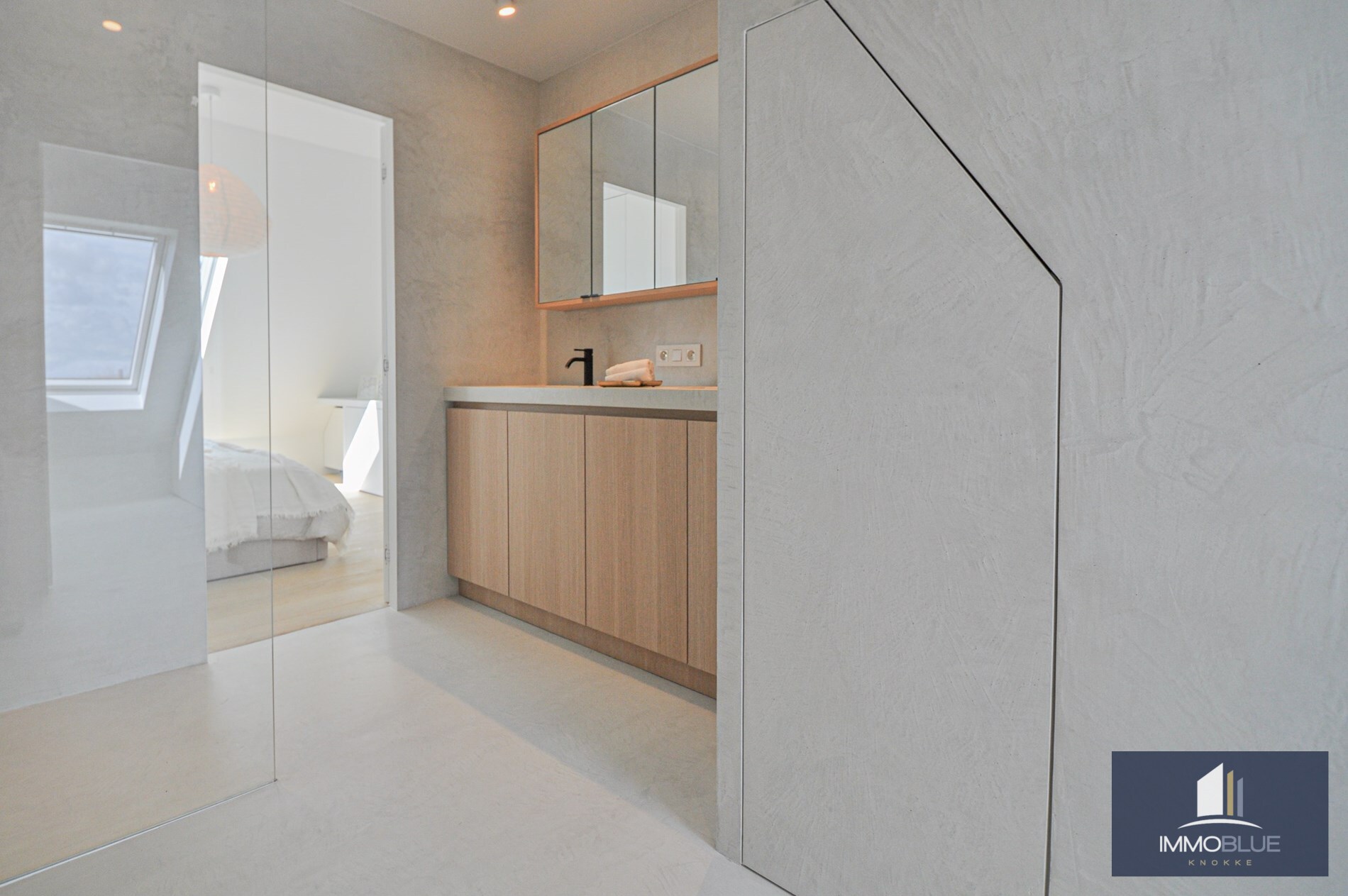 Appartement enti&#232;rement r&#233;nov&#233; avec une grande terrasse ensoleill&#233;e. 