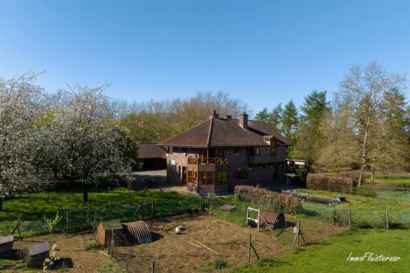 Uniek gelegen ruime vierkantshoeve op ca. 4,2 ha te Aarschot (Vlaams-Brabant) 