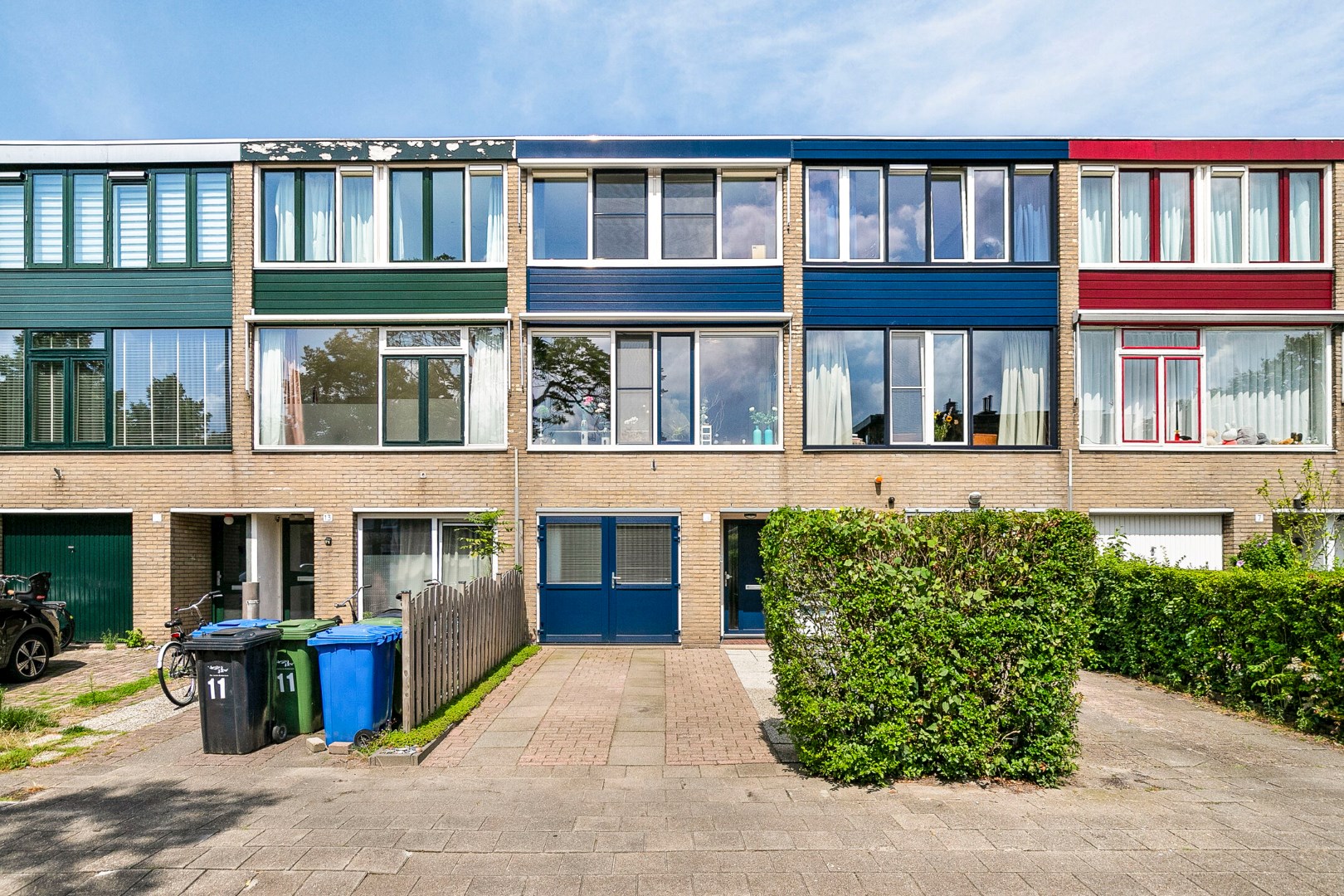 Keurige 6-kamer drive-in woning met moderne keuken, nette badkamer, 5 slaapkamers, zonnige tuin en eigen parkeerplaats! 