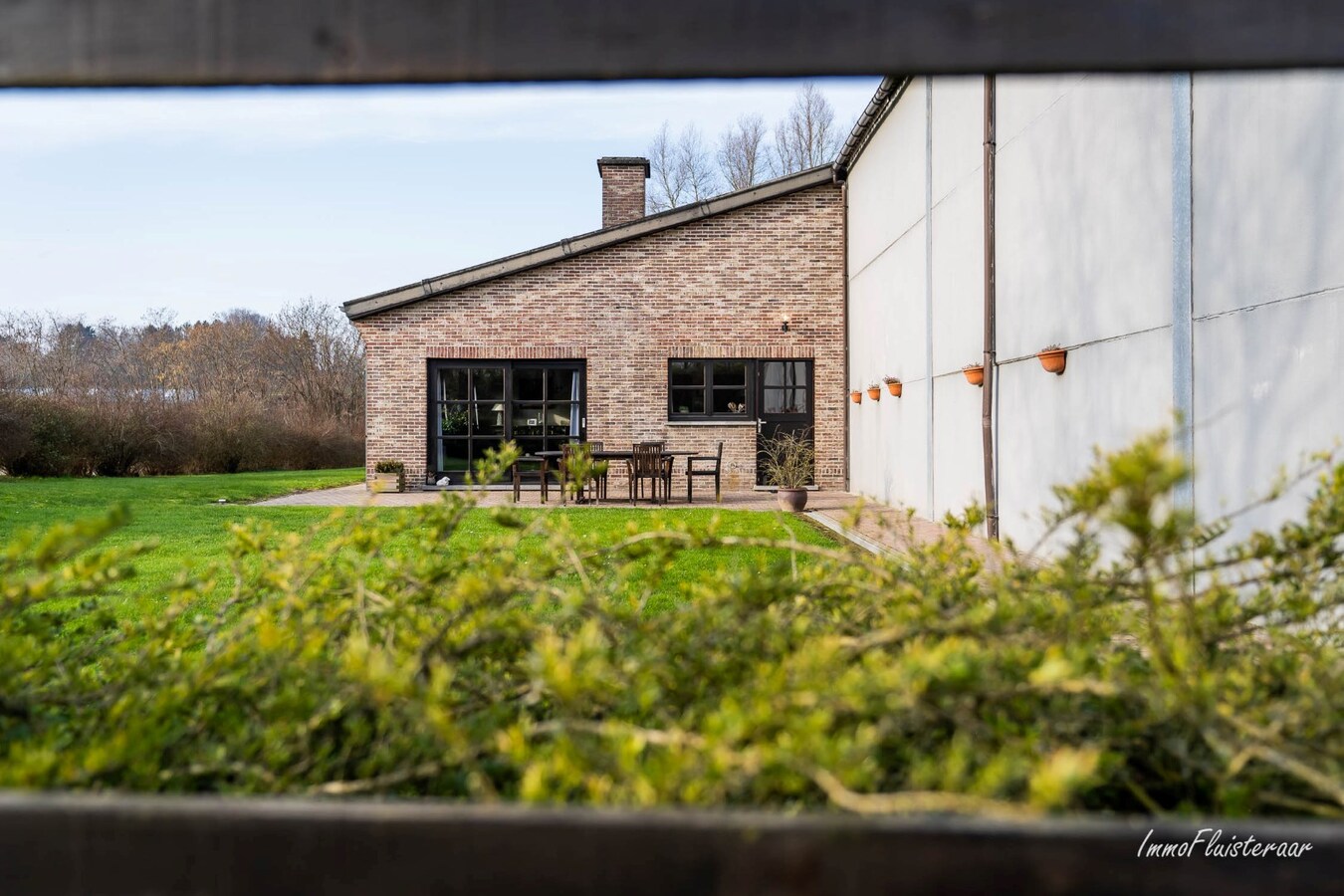 Boerderij met (bedrijfs)woning, loodsen en paardenfaciliteiten op ca 7,4 ha te Asse (Vlaams-Brabant) 