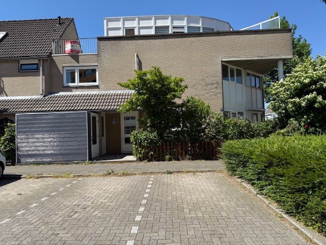 Royale hoek-eengezinswoning met 155 m&#178; wooncomfort en 5 kamers, riante tuin en dakterras. 