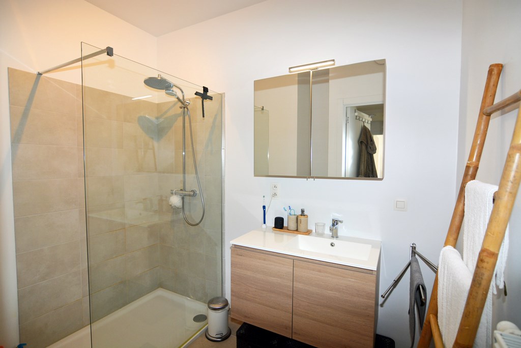 Modern energiezuinig appartement met 2 slpks, terras, autostaanplaats en kelderberging. 