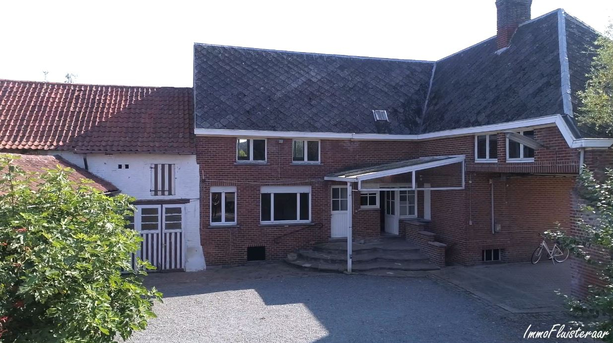 Impressieve eigendom met aanhorigheden op 6.140m&#178; en aanpalend grasland van 2,21ha. 