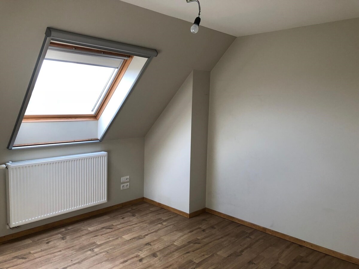 Duplexappartement in centrum Lotenhulle, 3 slpk., met carport. 