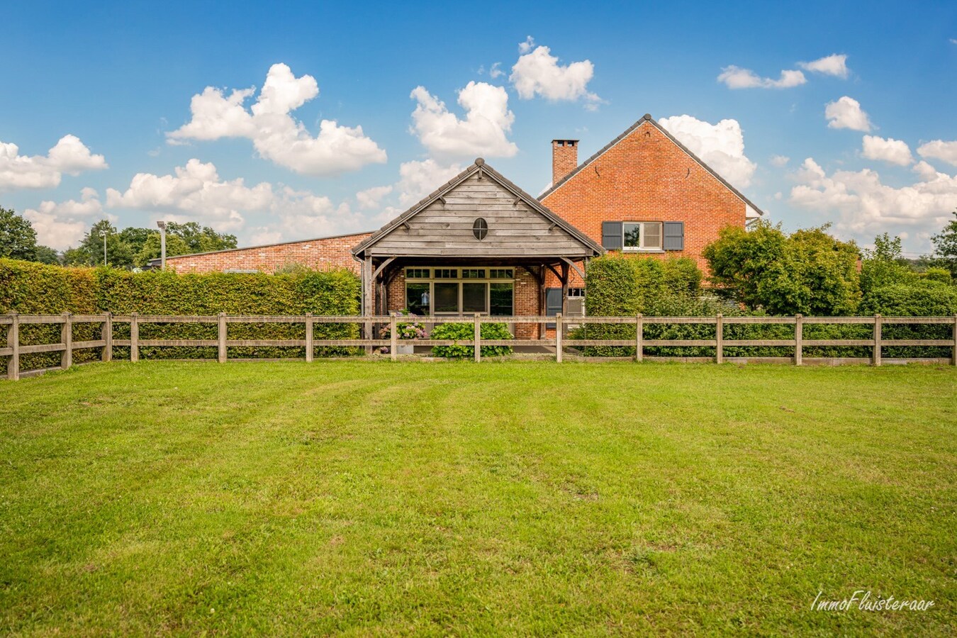 Luxurious farmhouse with stables and outdoor arena on approximately 1ha in Heusden-Zolder. 