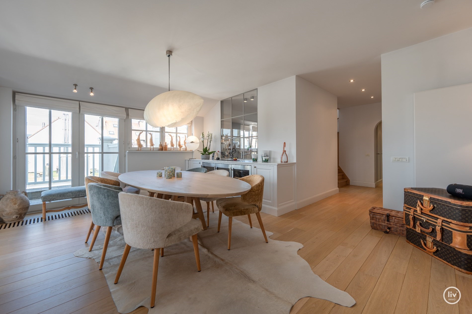 Duplex d&#39;angle de 160 m2 avec de magnifiques vues d&#233;gag&#233;es sur l&#39;avenue Dumortier &#224; Knokke. 