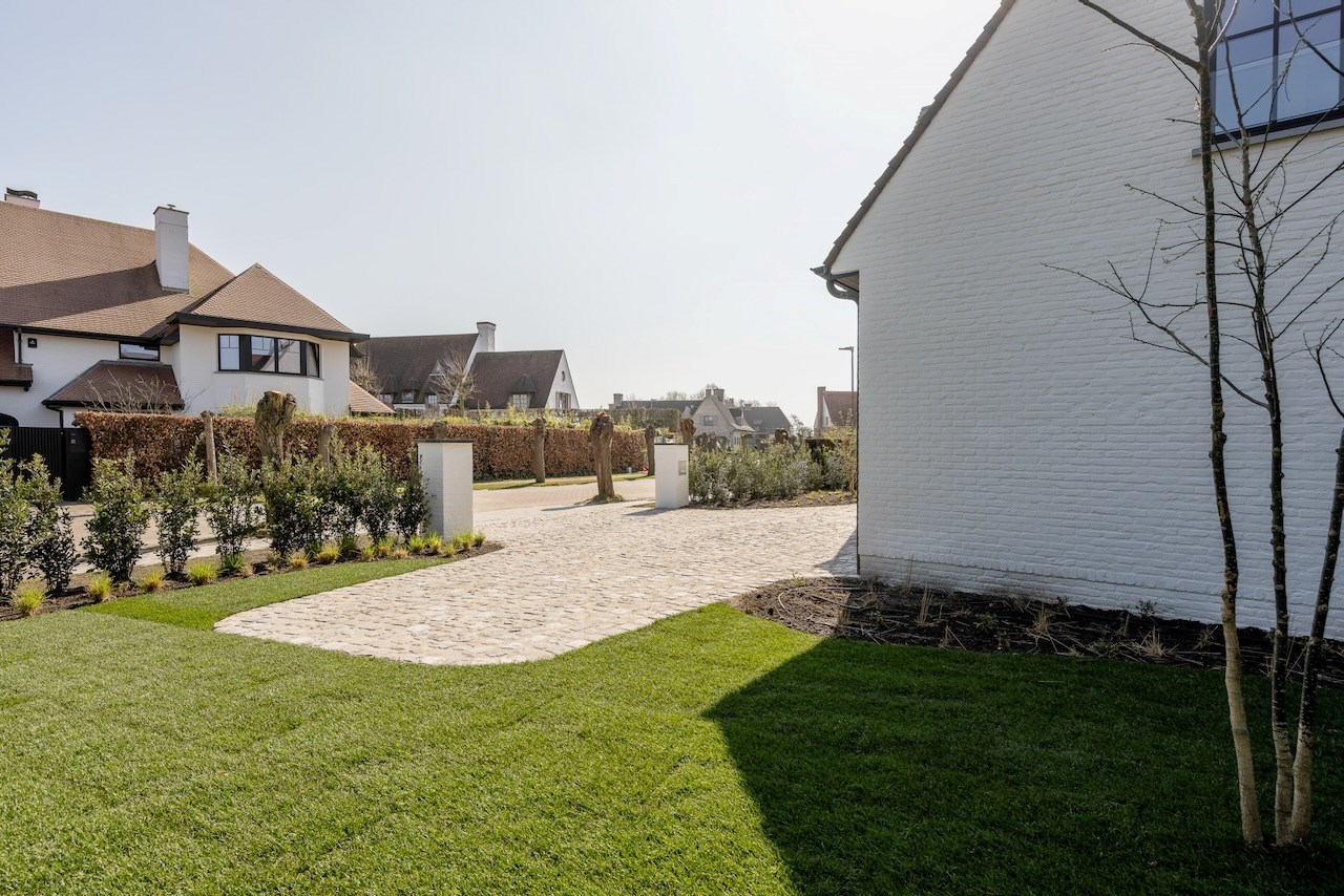 Prachtig gerenoveerde alleenstaande woning met oprit gelegen in een rustige wijk in Knokke nabij de Magere Schorre. 