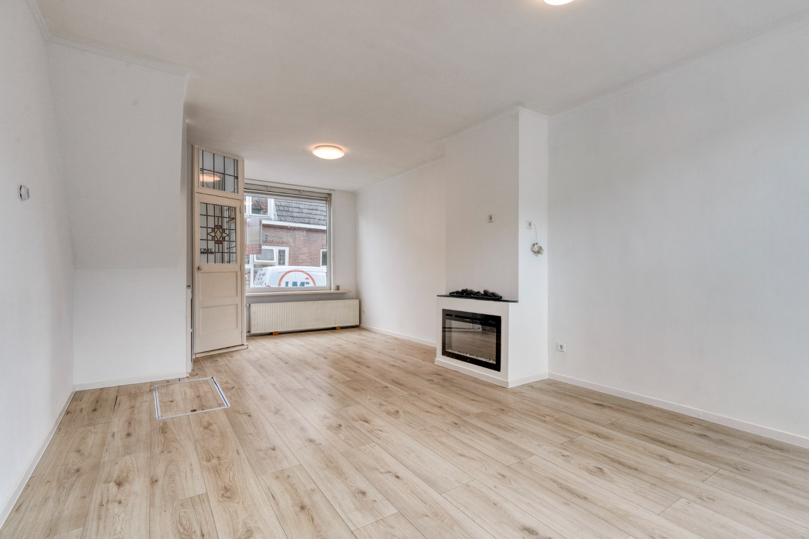 Charmante en knusse uitgebouwde jaren &#39;30 woning met tuin met kunststof kozijnen en gelegen op eigen grond! 
