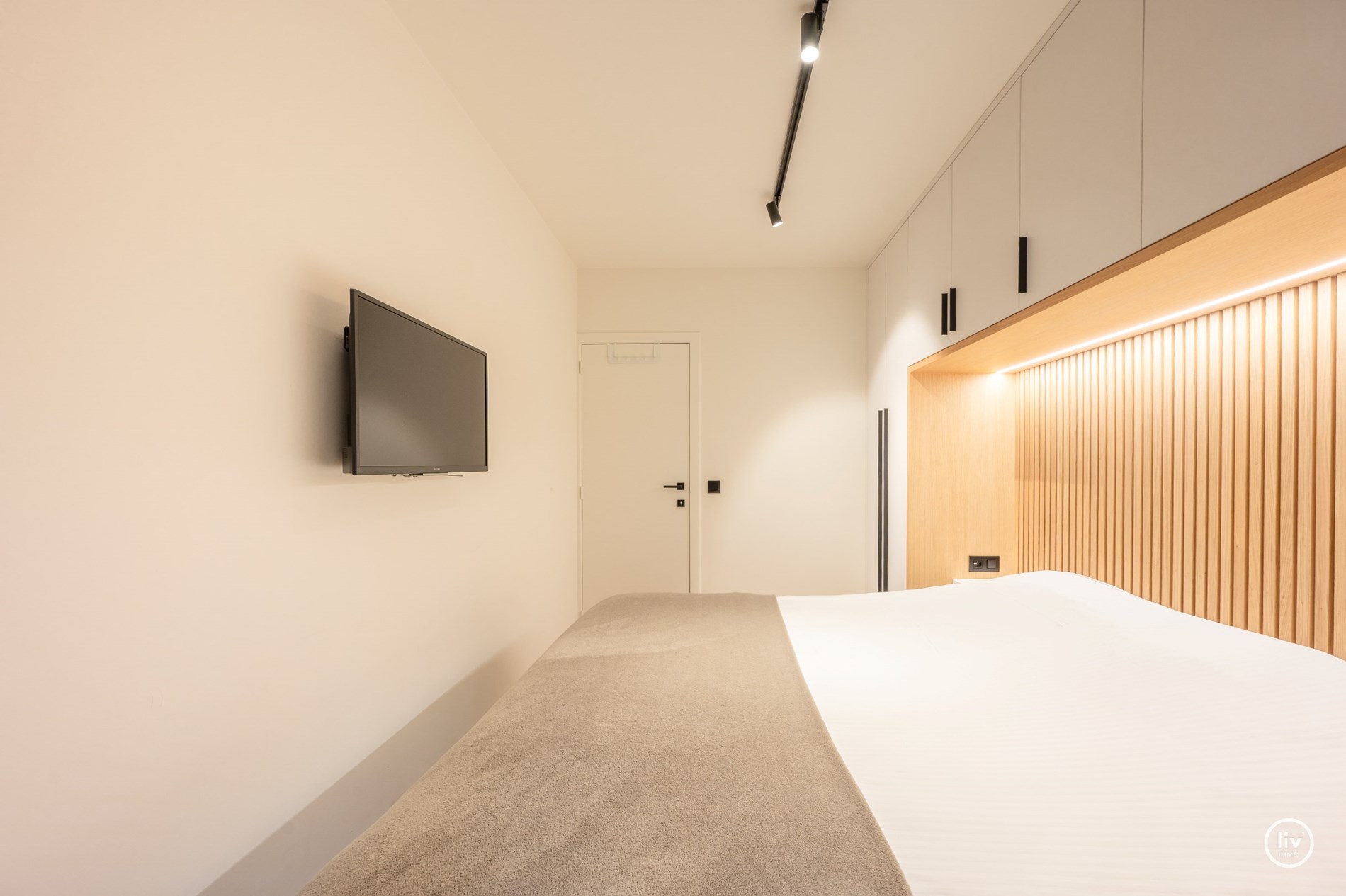 Instapklaar 3-kamer appartement op wandelafstand van de Lippenslaan met zuidgericht-terras. 8m gevelbreedte ! garage mogelijk in het gebouw. 