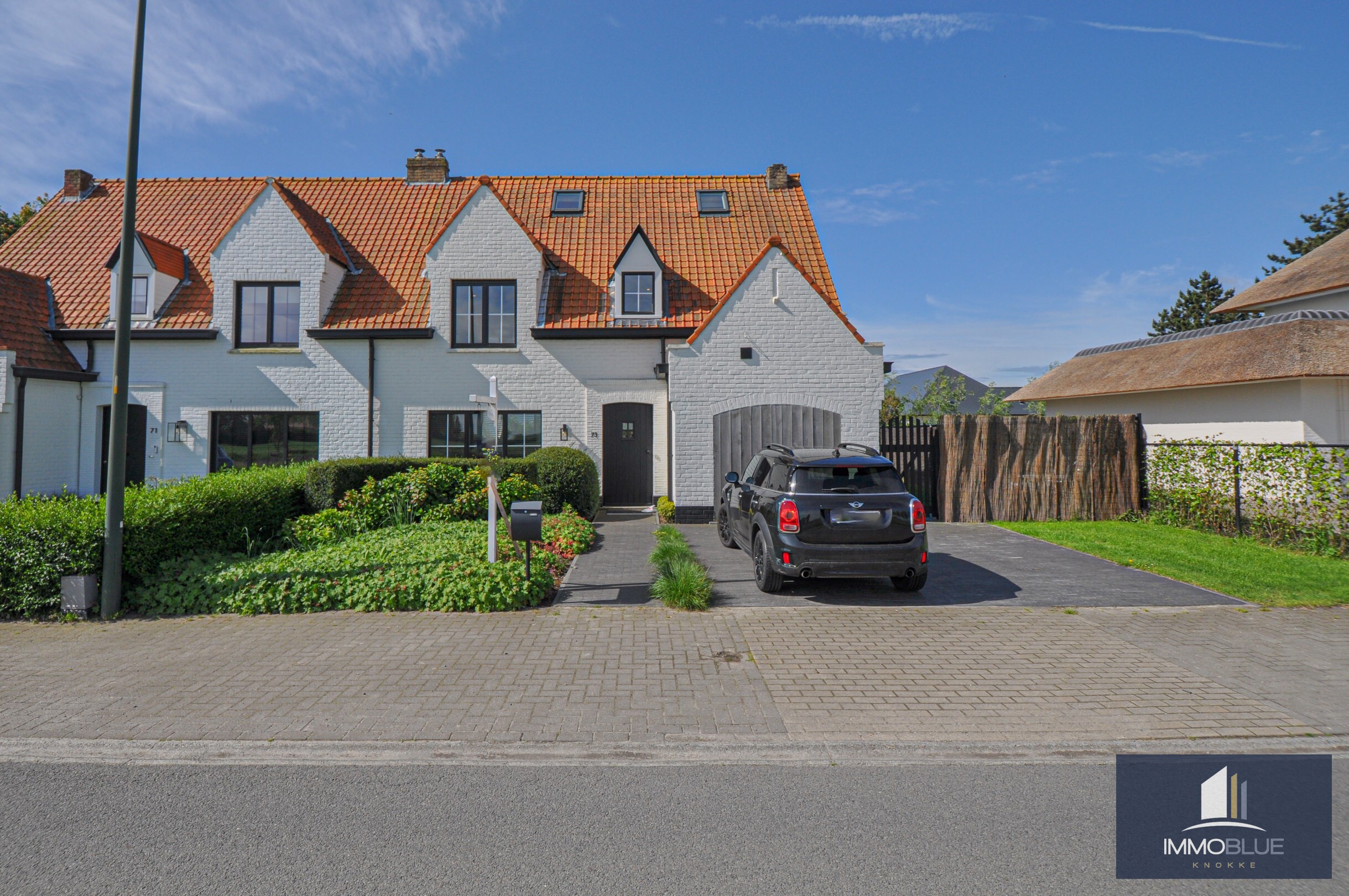 Villa jumel&#233;e r&#233;nov&#233;e avec un jardin ensoleill&#233; et une vue d&#233;gag&#233;e sur les Polders. 