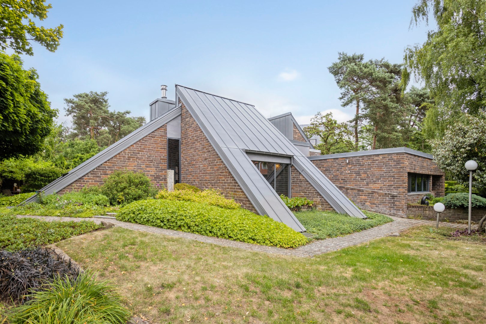 Uitzonderlijke gelijkvloerse villa met 4 slpk. in de groene Europawijk – Mol 