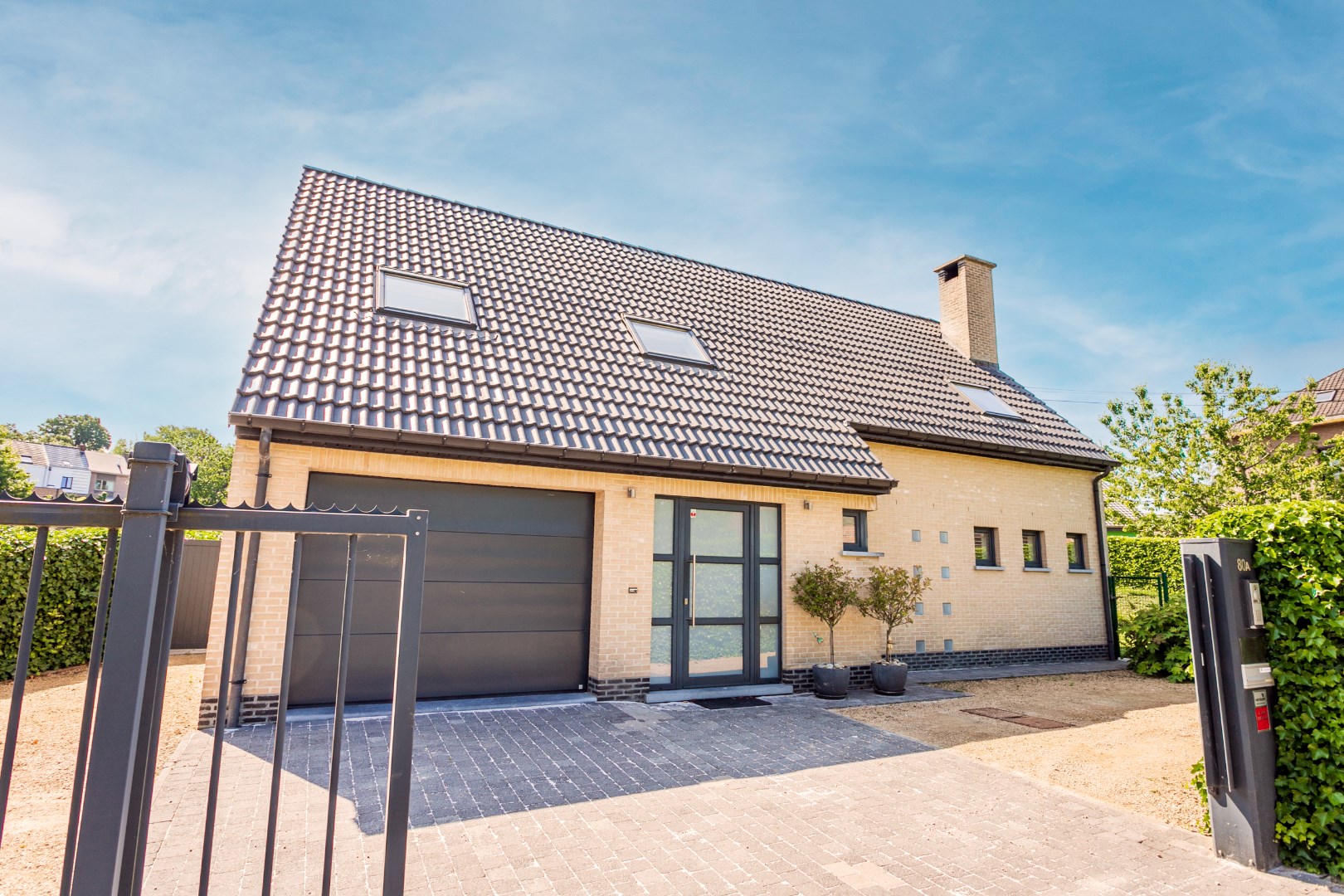 Instapklare woning met 3 slpks, garage en tuin te Halle 