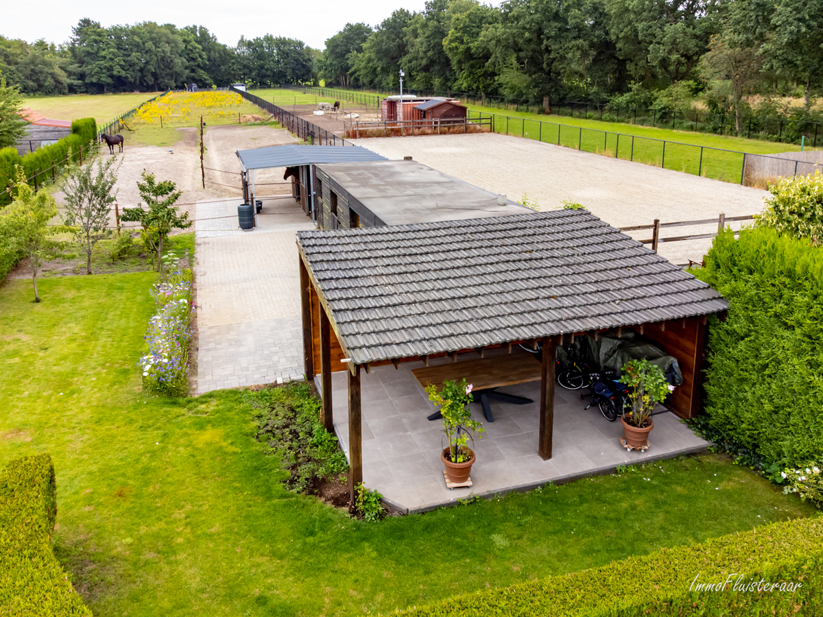 Instapklare villa met paardenstallen en weide op ca. 50 are te Leopoldsburg. 